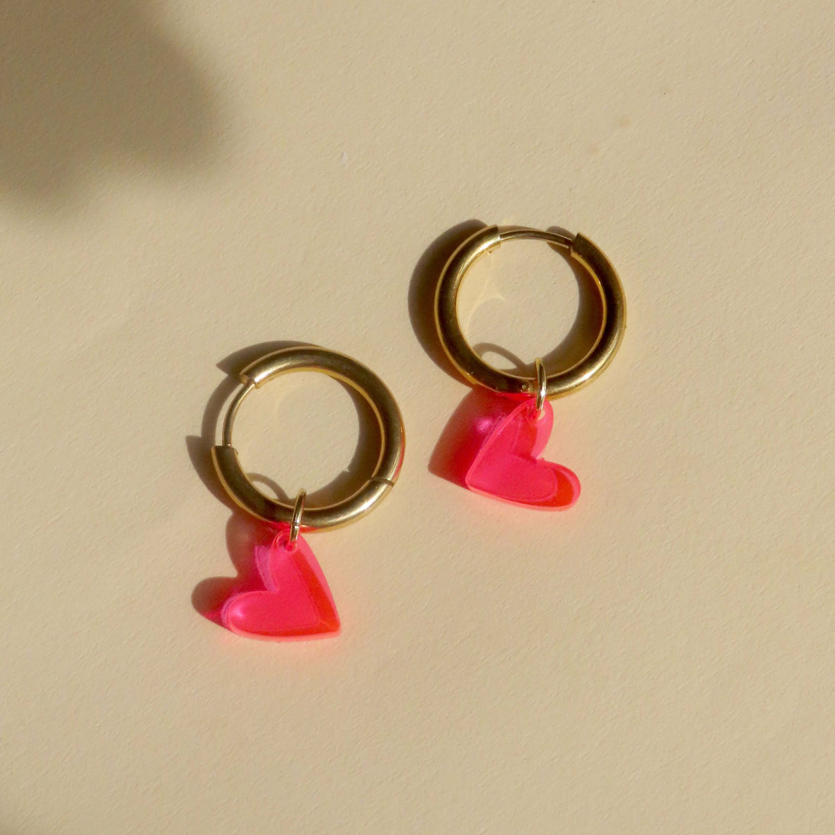 Pink Neon Herz Creolen mit transparenten Acryl Herzanhängern