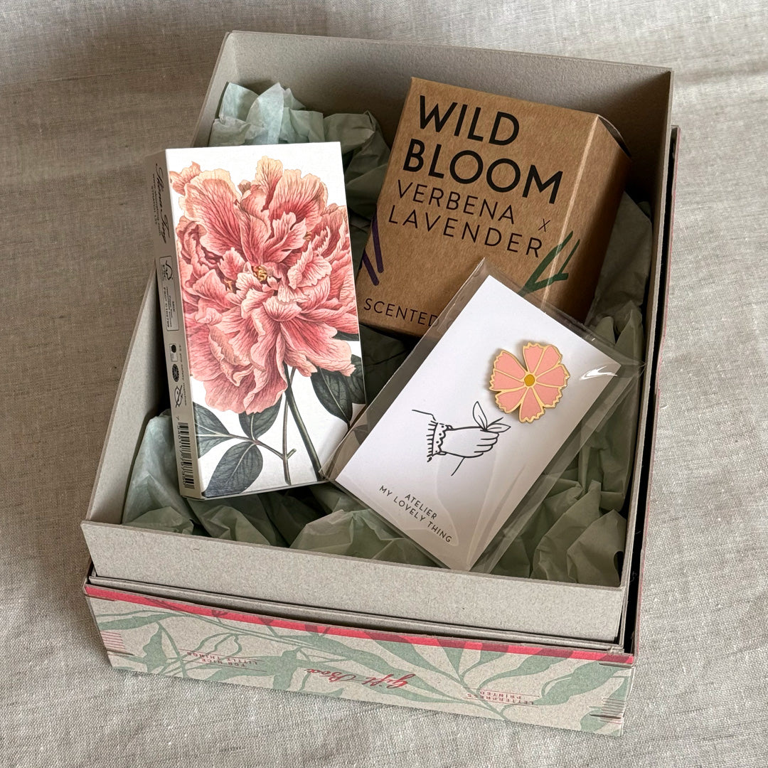 Geschenkbox / Wild Bloom / Duftkerze, Blumen-Pin & Streichhölzer