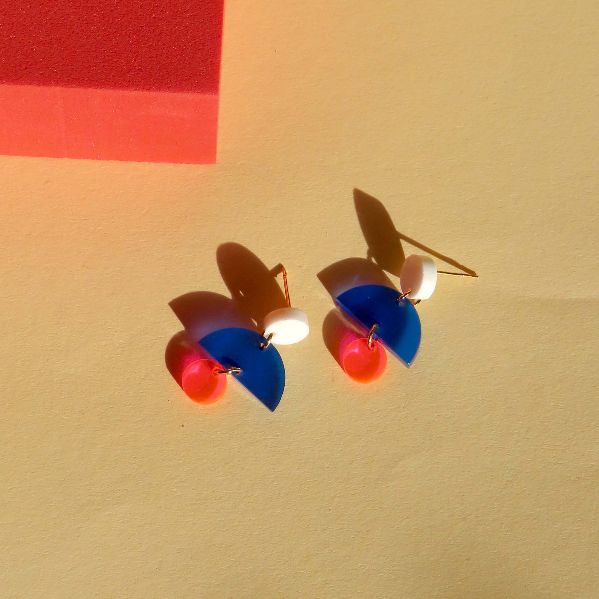 French Ohrringe in Weiß Blau und Neonpink mit Edelstahl Steckern