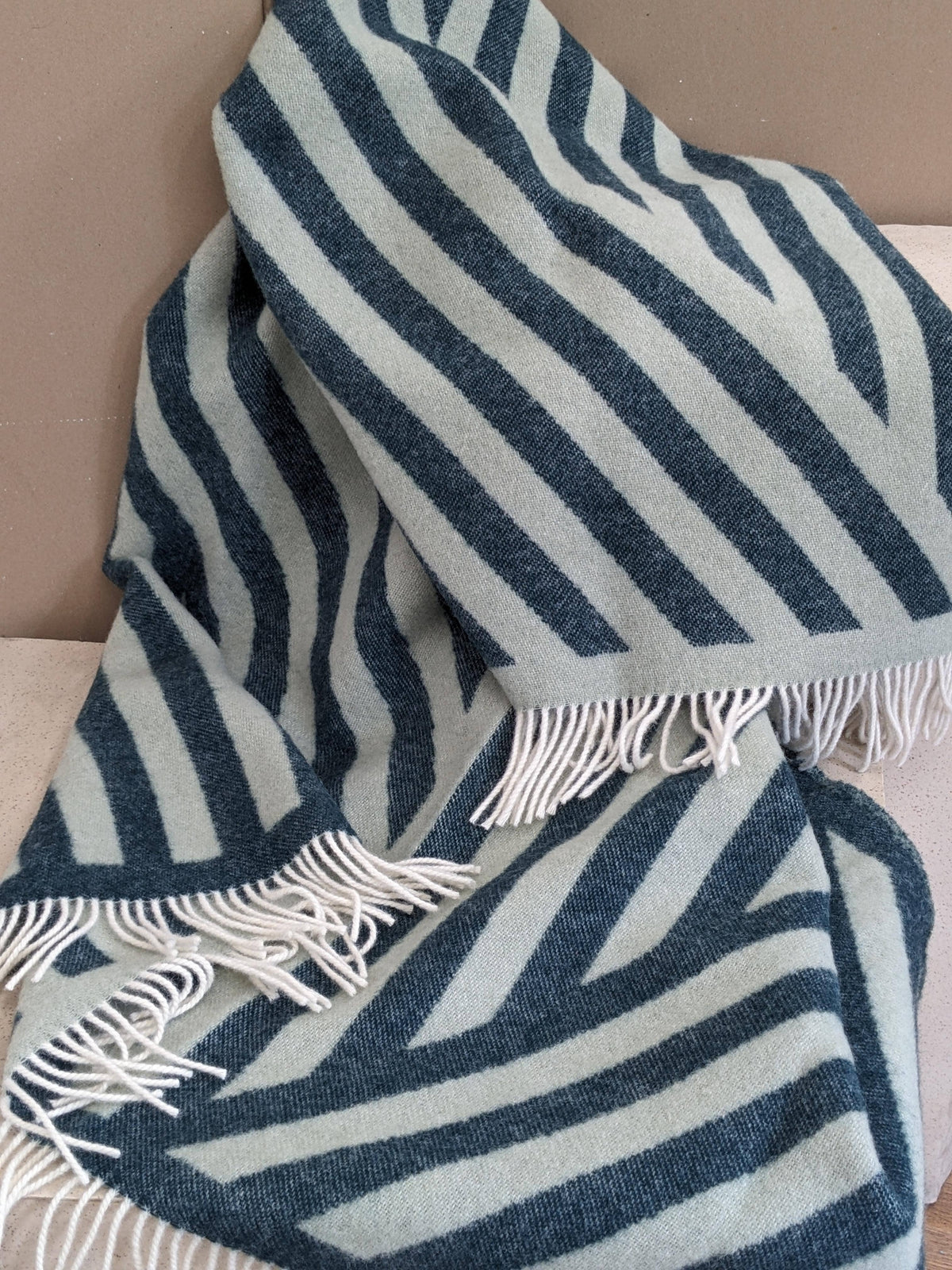 Wolldecke / Kuscheldecke FRANK petrol / sage - Togethery
