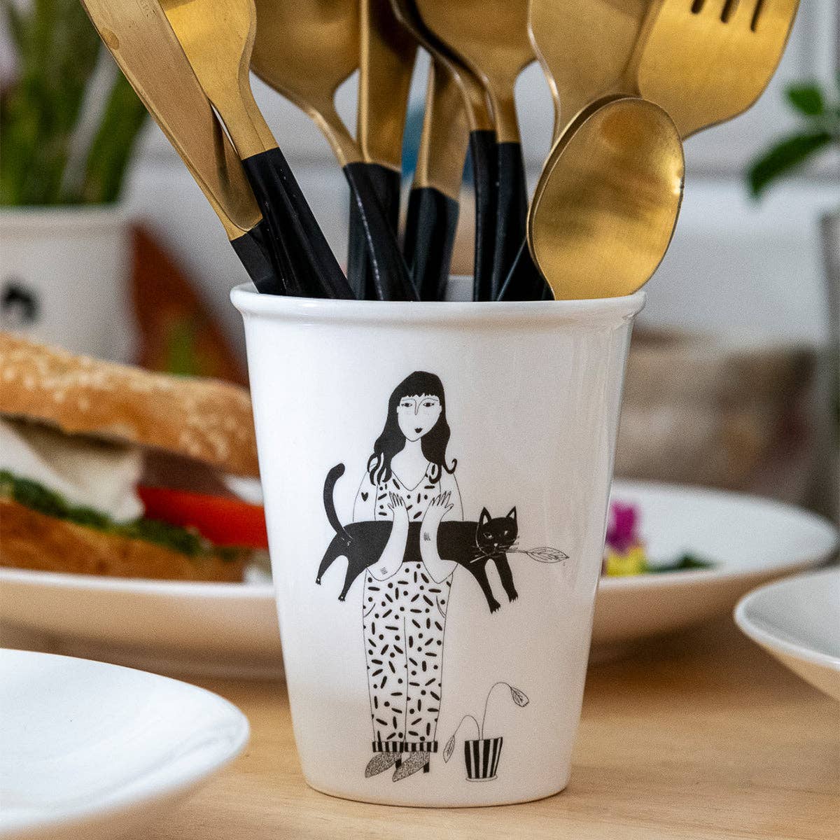Porzellantasse mit schwarzer Katzenillustration von helen b - Togethery