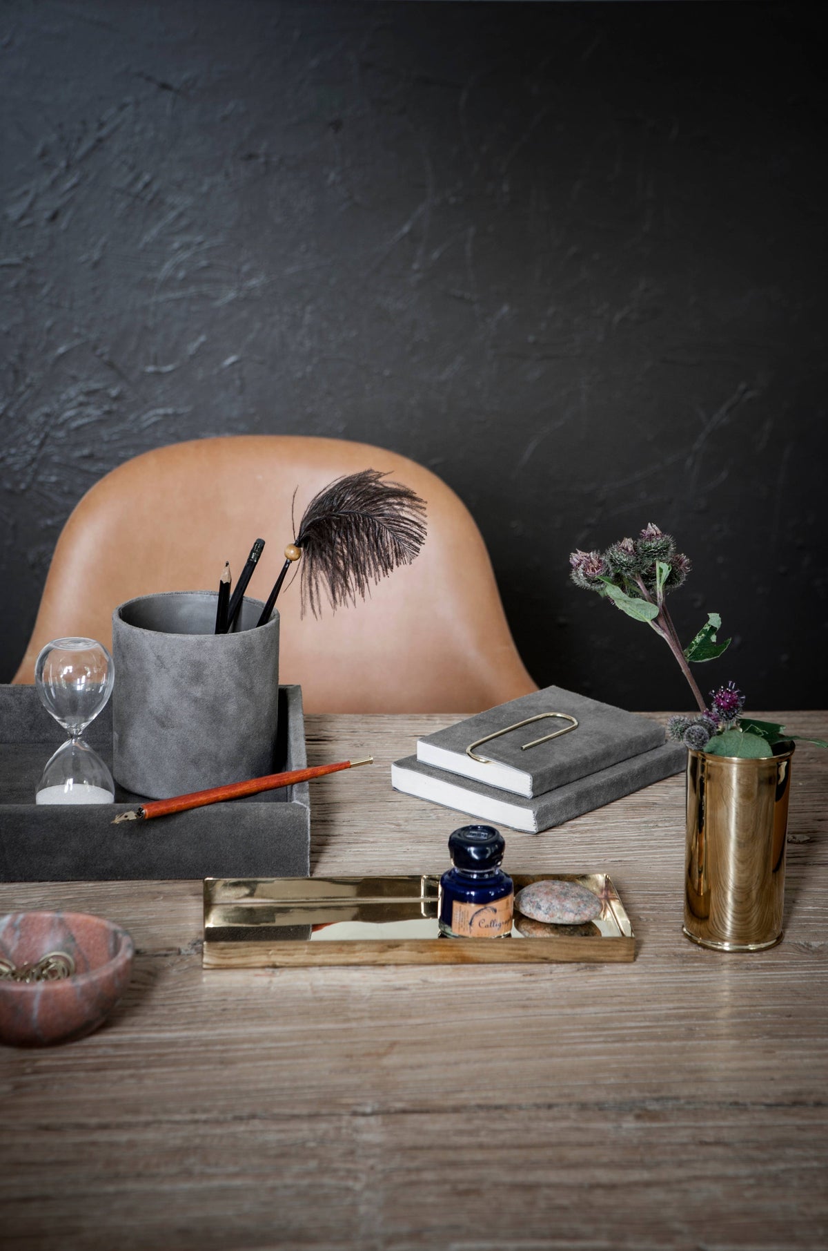 Messing-Tablett auf dem Schreibtisch