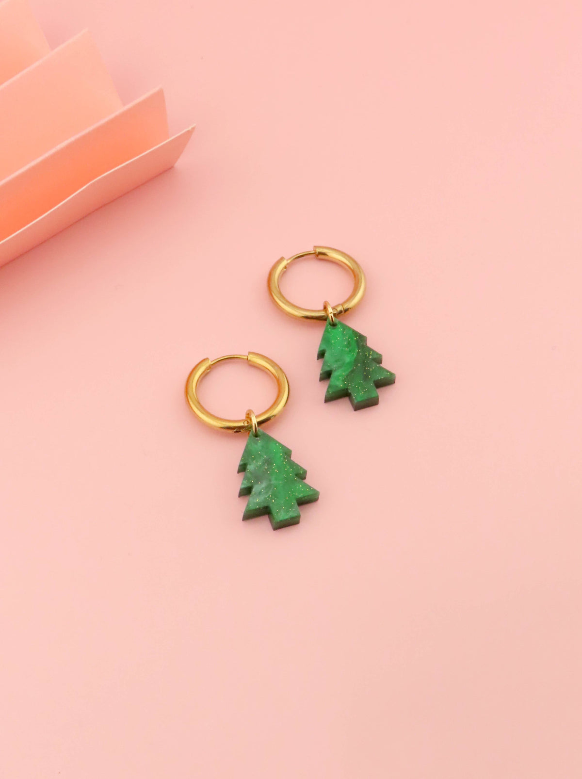 Tannengrüne Tannenbaum Creolen mit funkelnden Glitzerpunkten