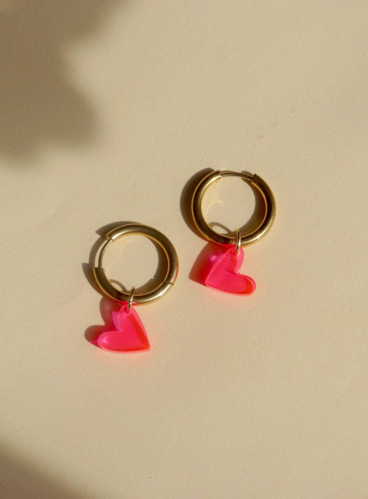 Pink Neon Herz Creolen mit transparenten Acryl Herzanhängern