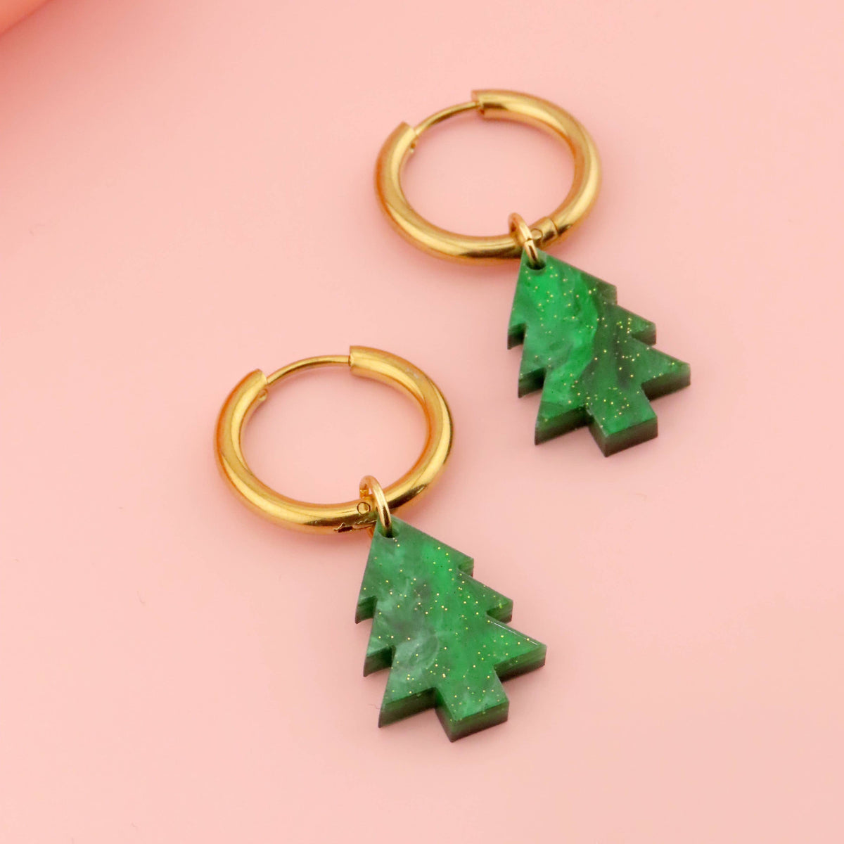 Weihnachts Ohrringe mit tannengrünen Tannenbaum Anhängern