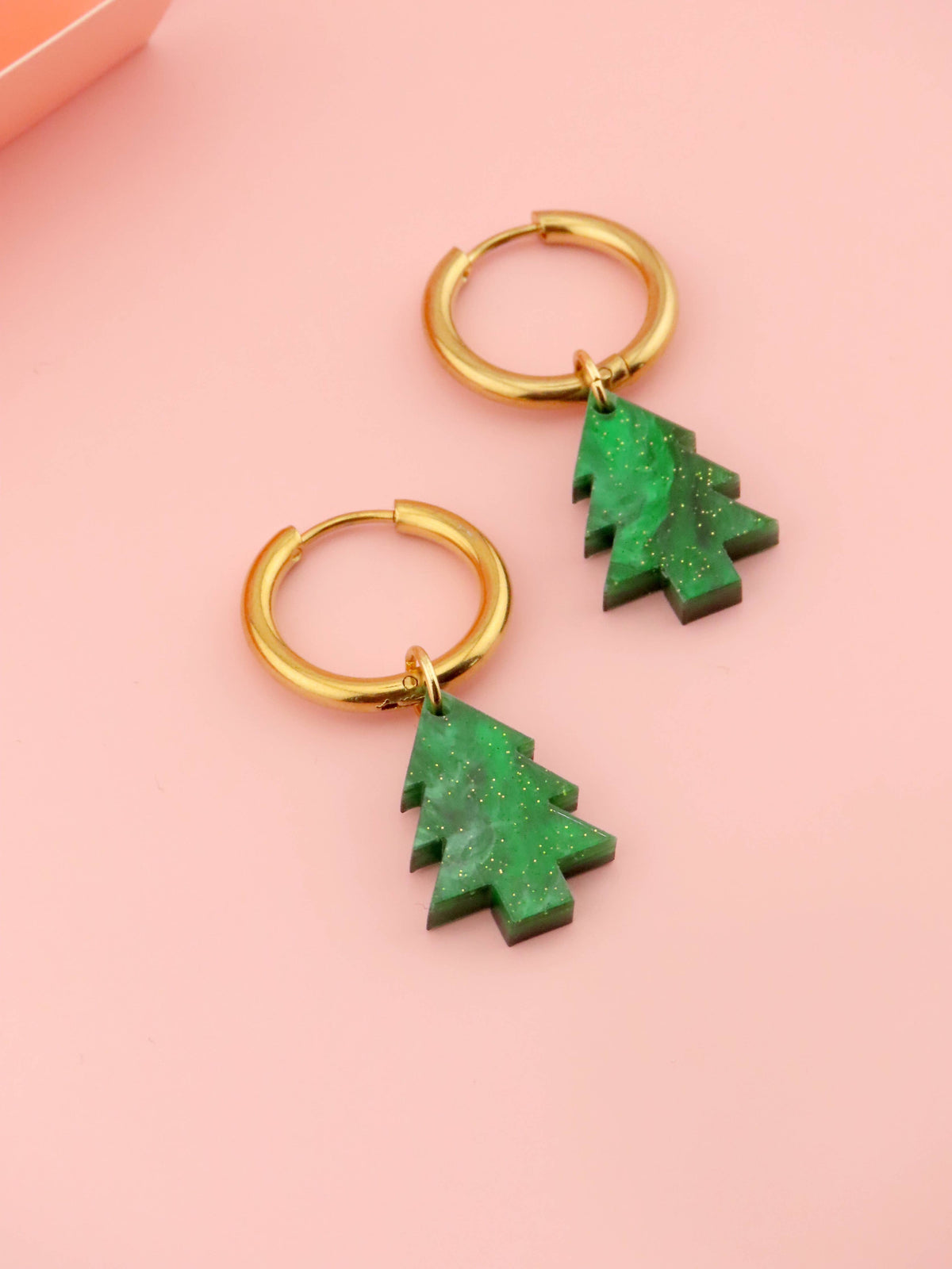 Weihnachts Ohrringe mit tannengrünen Tannenbaum Anhängern