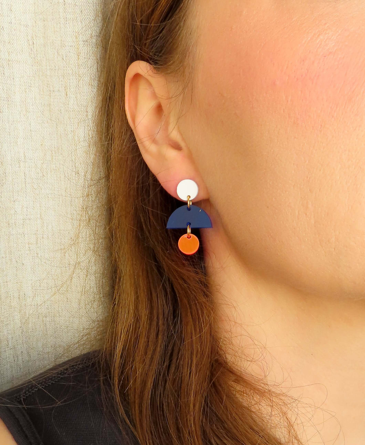 Handgefertigte geometrische Acryl Ohrringe in Neonpink und Blau