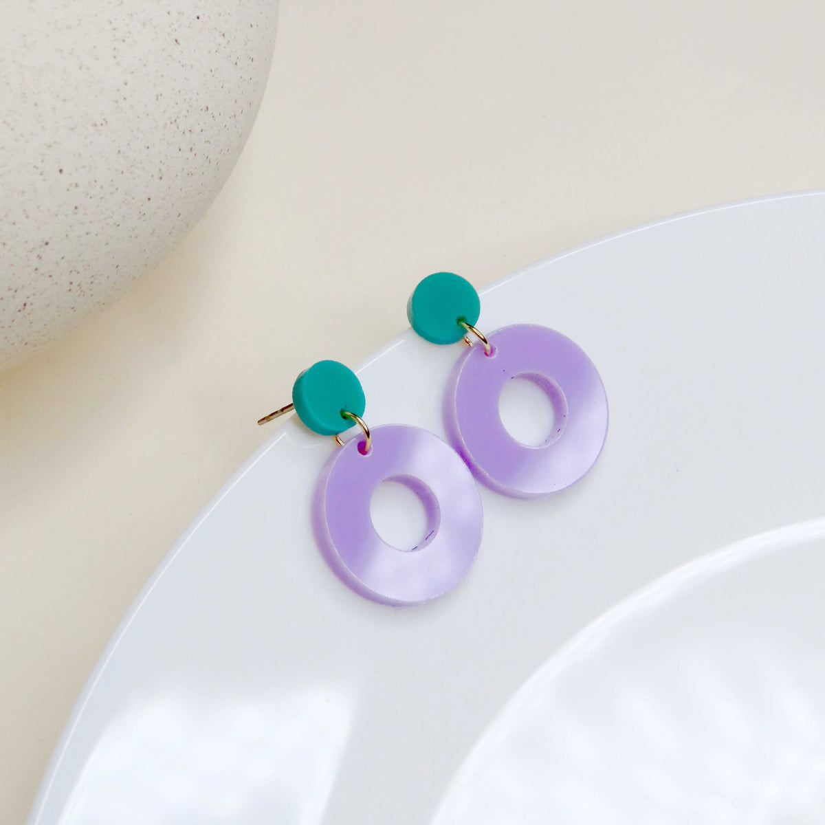 Leichte Acryl Ohrstecker in Dunkeltürkis und Flieder