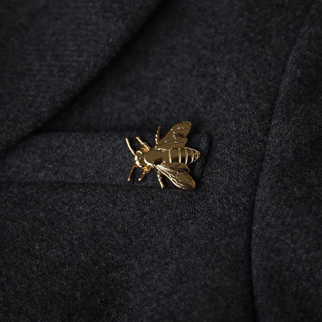 goldene Emaille-Pin Biene auf Jacke