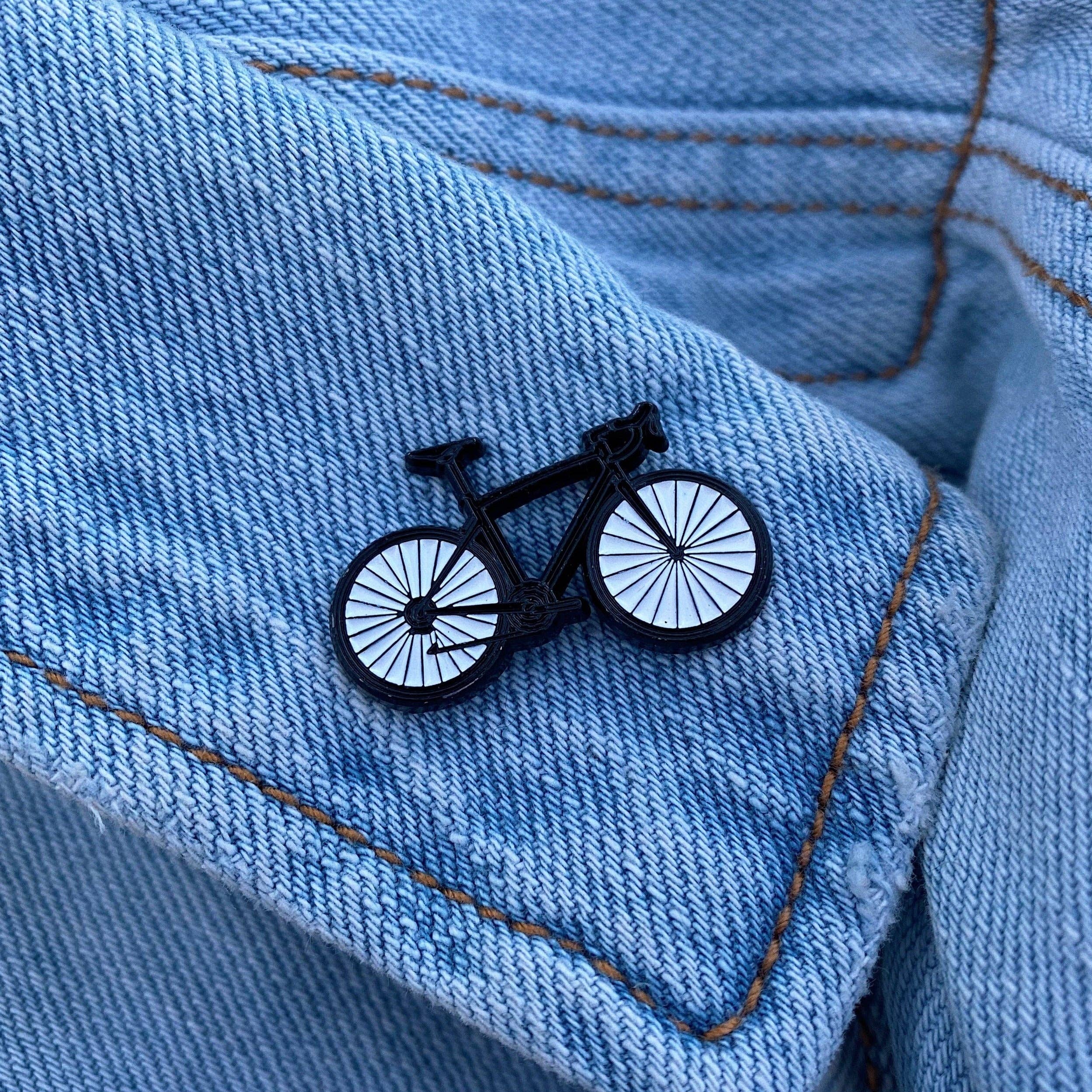 Emaille Pin Fahrrad an Jeansjacke