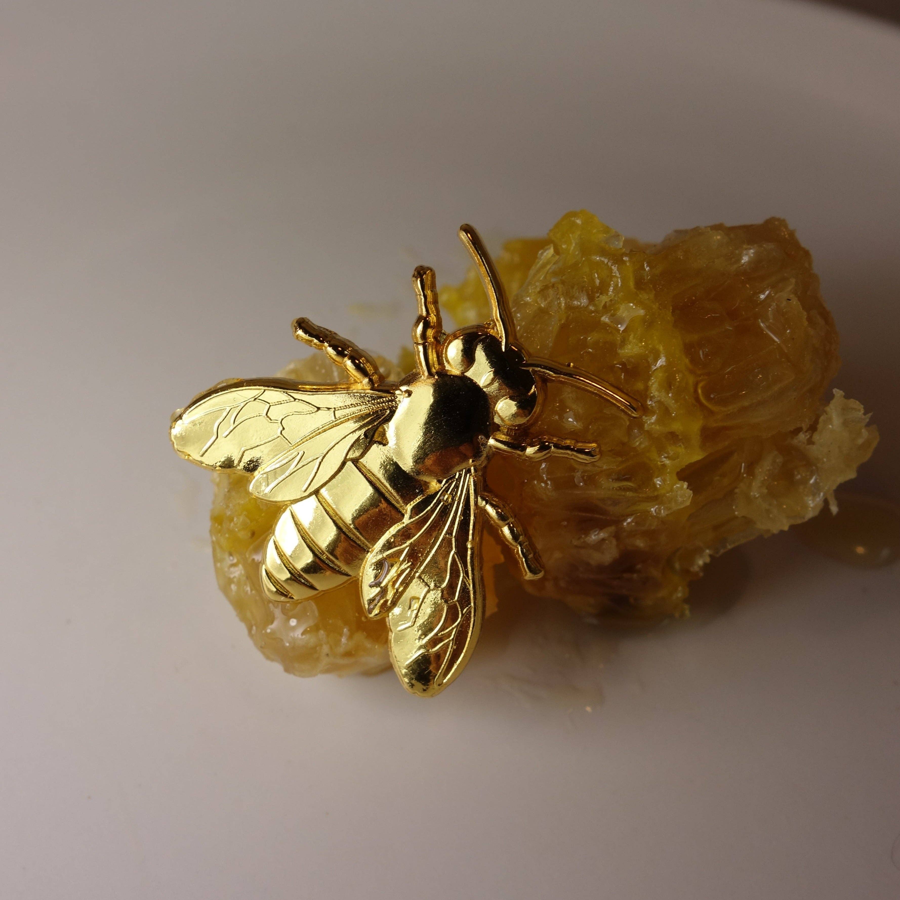goldene Emaille-Pin Biene auf Honig