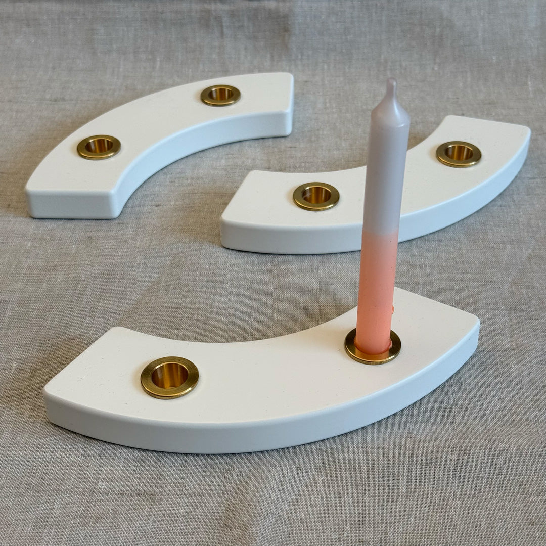 Kerzenständer / weiß / mit Messingeinsätzen / 2er