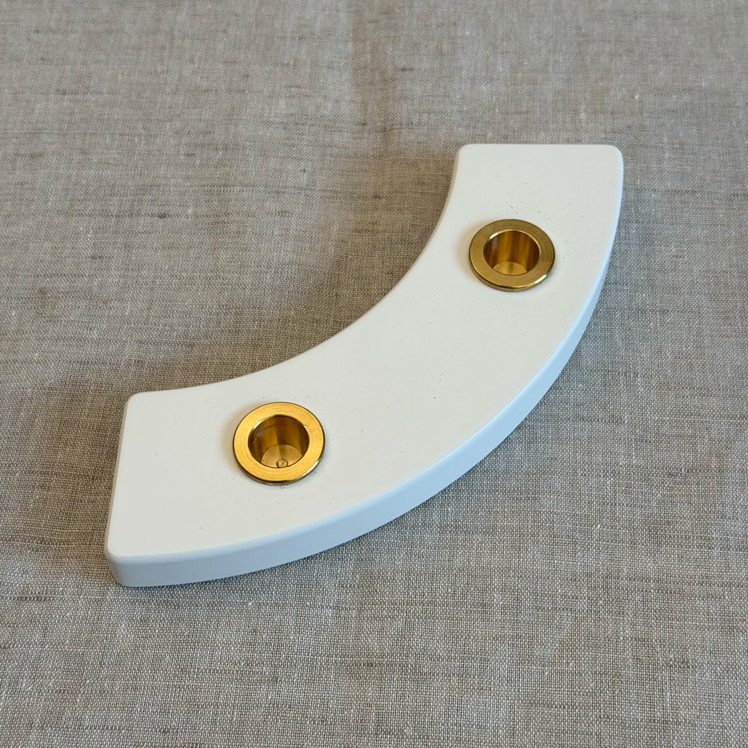 Kerzenständer / weiß / mit Messingeinsätzen / 2er