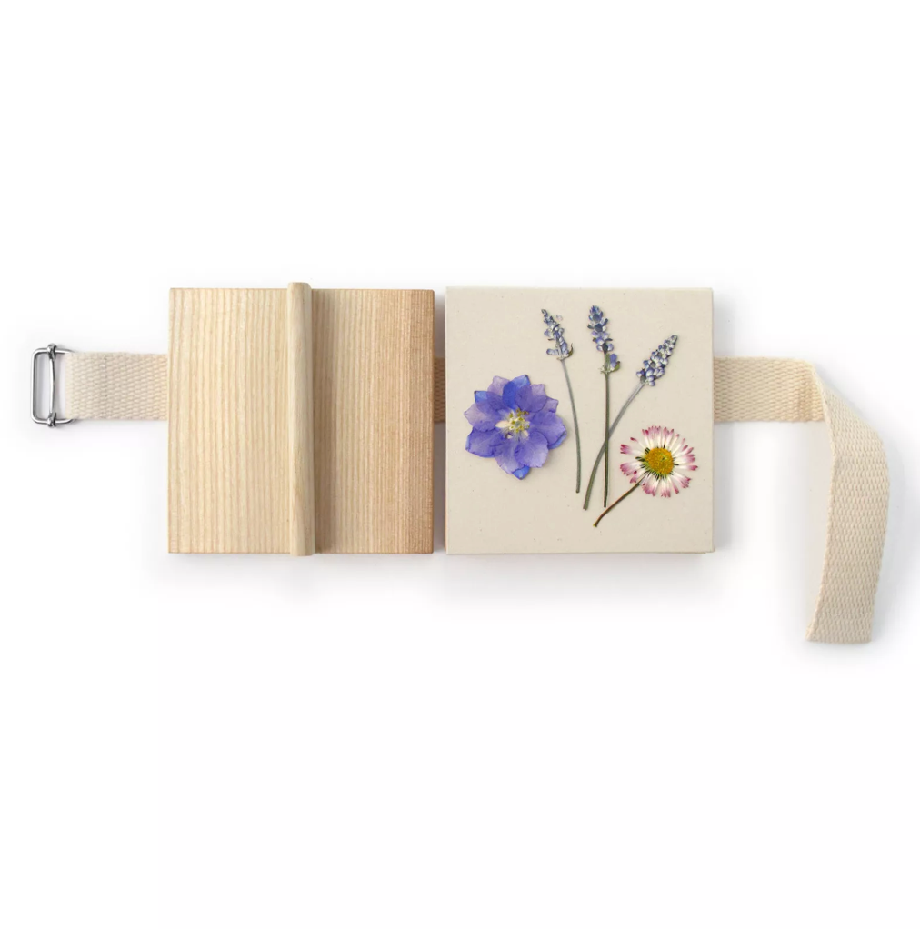 Blütenpresse TO GO / - Blumenpresse aus Holz mit Gurtband - Togethery