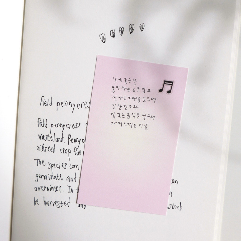 Haftnotizen in Buch geklebt