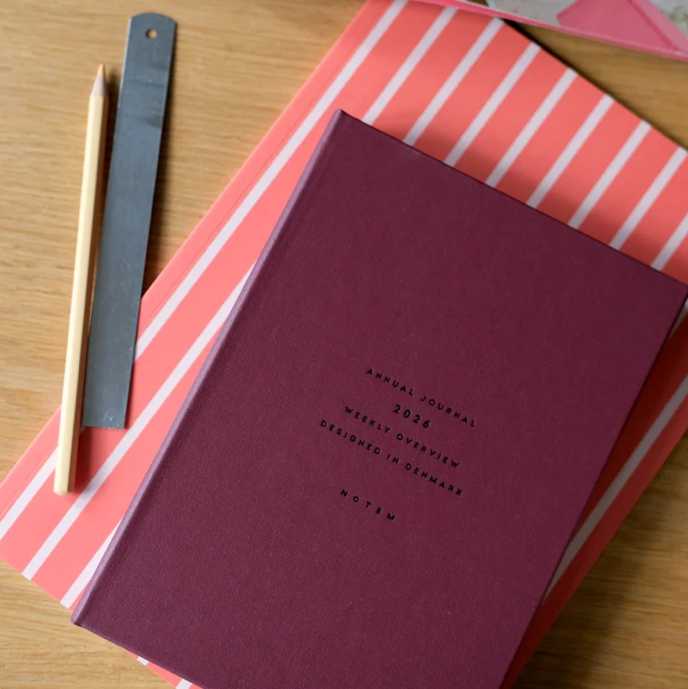 ALVA Jahresjournal / Kalender / 2027, A5-Format, flache Bindung, Burgundy