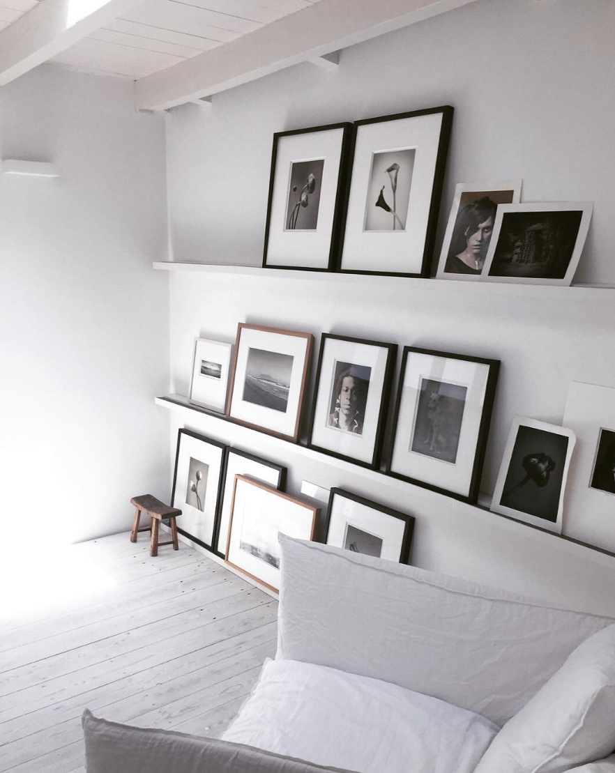 Bilderwand in einem Haus, minimalistisch, wohnen mit Bilder, Haus in Berlin, schwarzweiß Fotografie