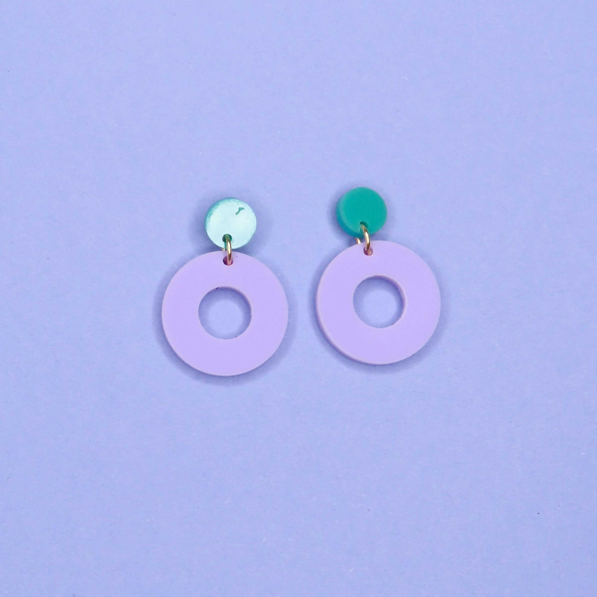 Farbige Ohrstecker mit Kreisdesign in Türkis und Flieder