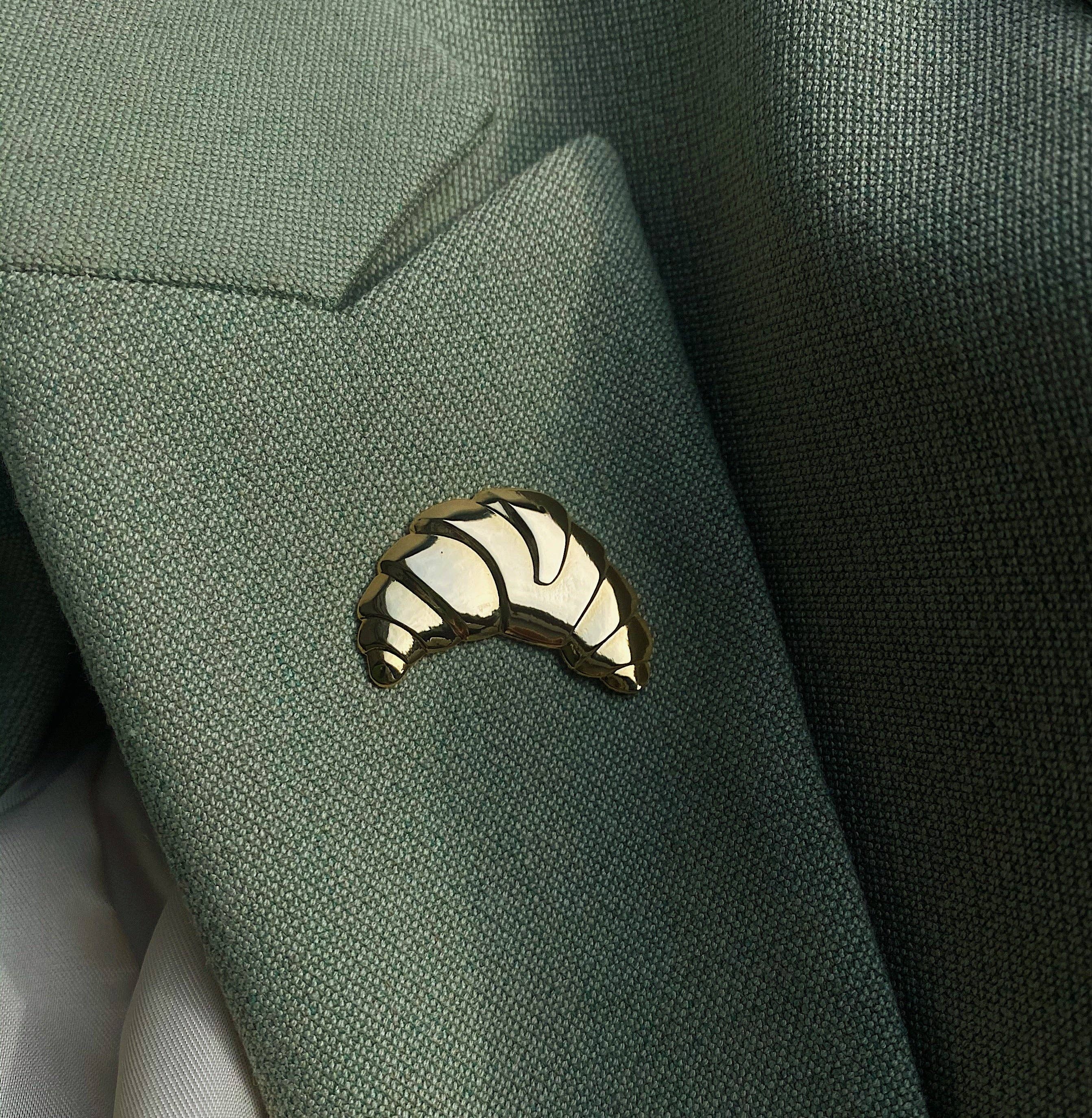 Croissant Pin an einem Sakko
