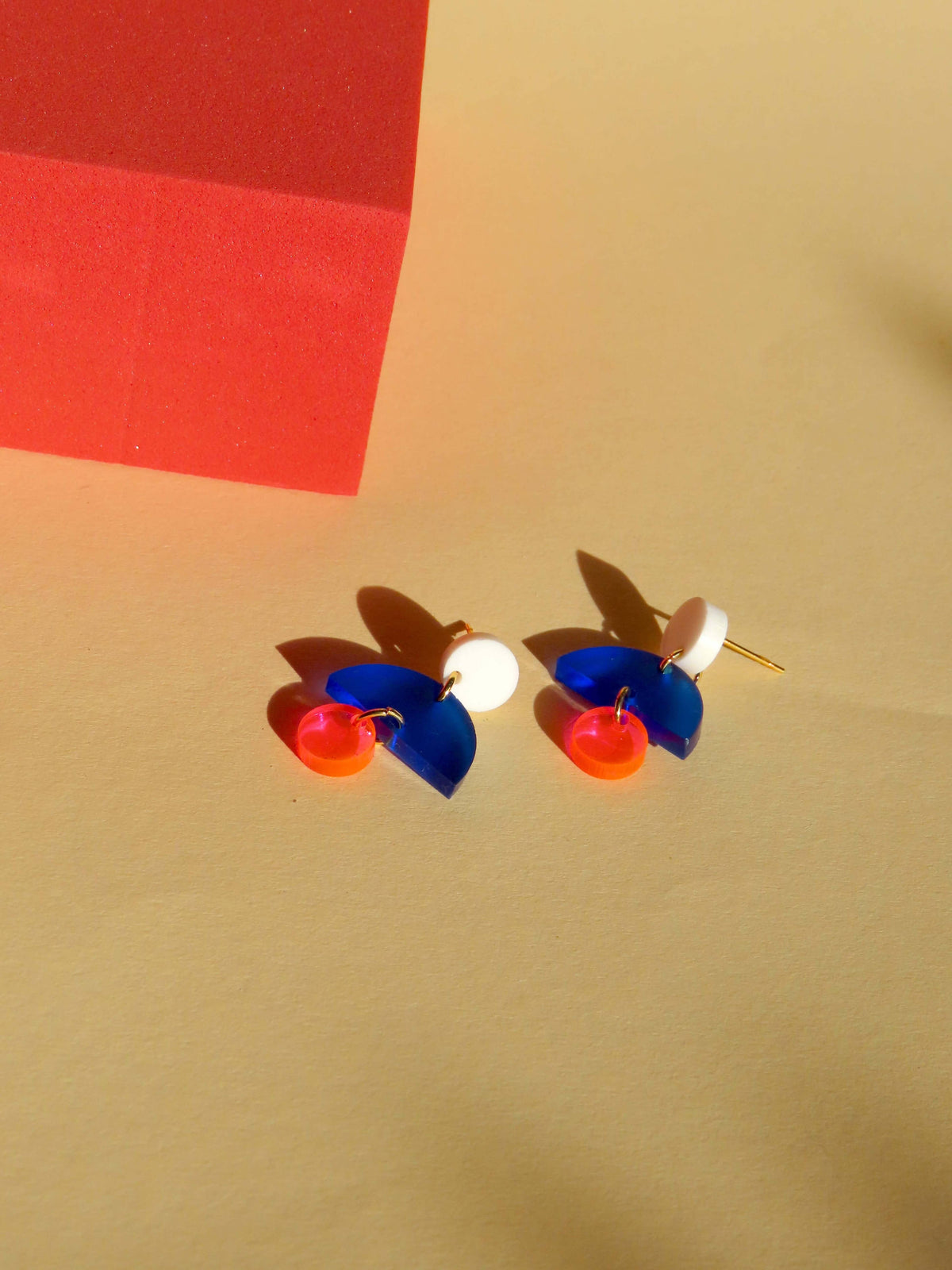 Leichte French Ohrstecker aus Acryl und Edelstahl