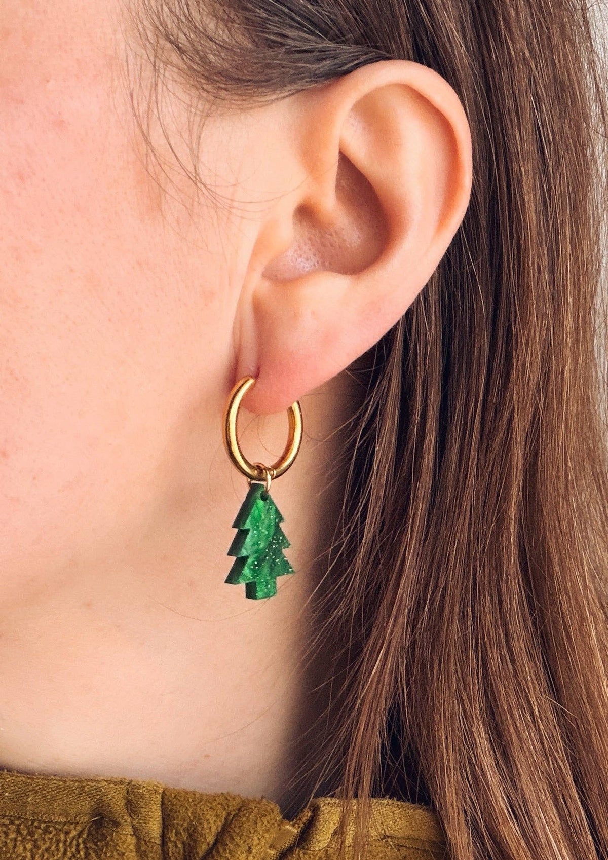 Vergoldete Edelstahl Creolen mit grünen Weihnachtsbaum Anhängern