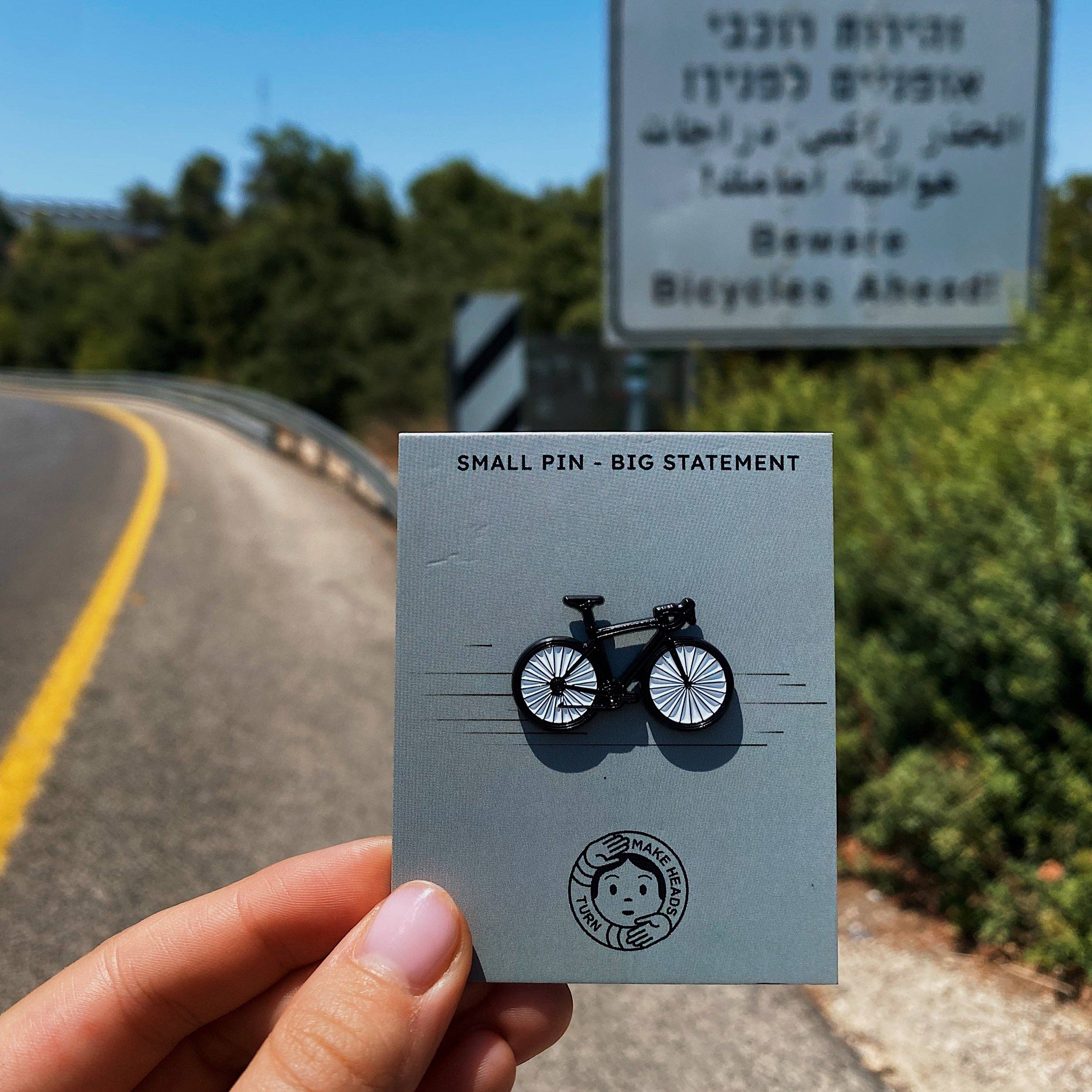 Emaille Pin Fahrrad vor Verkehrsschild