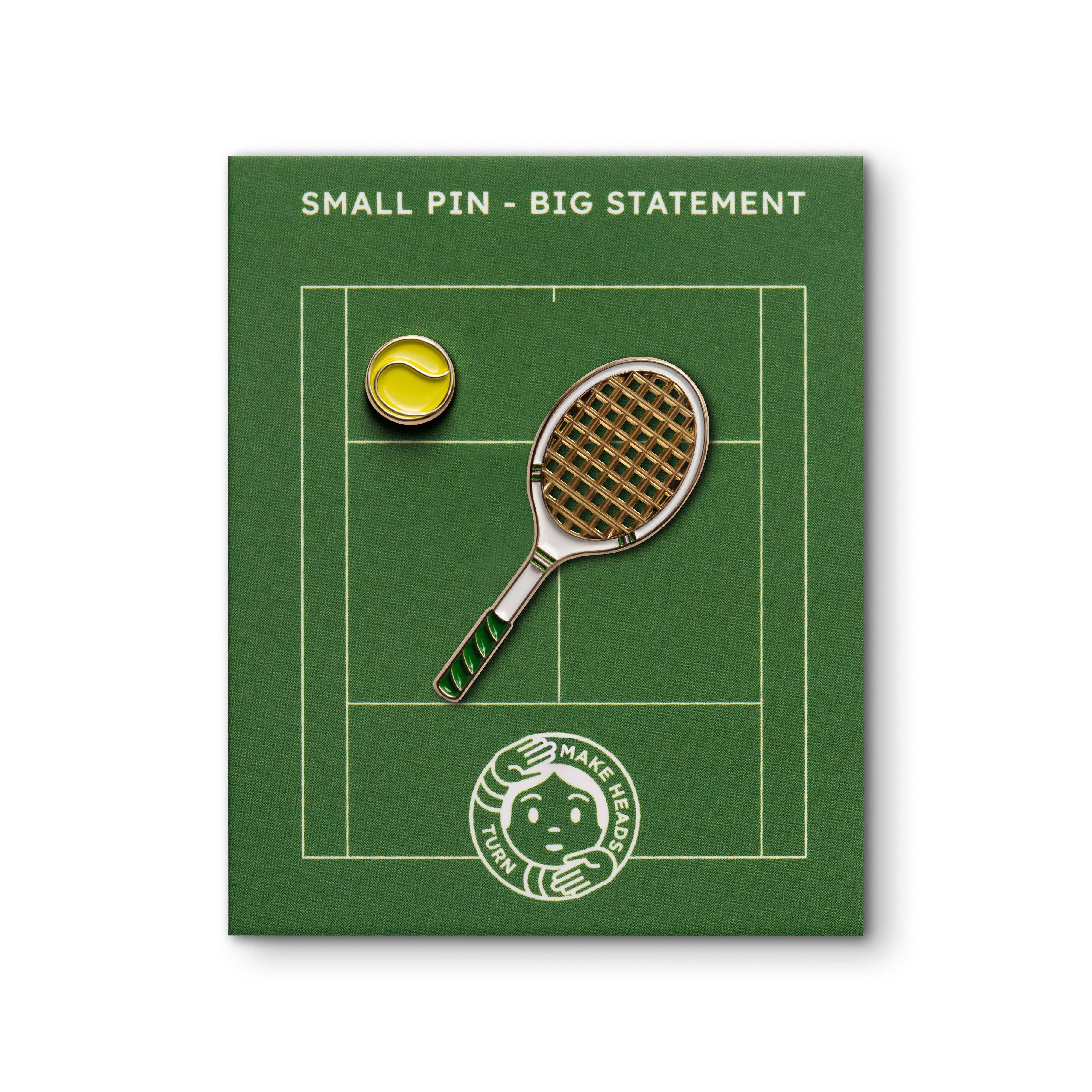  hochwertiger  Emaille-Pin in Form eines Tennisschlägers auf Tennisplatz im Hintergrund