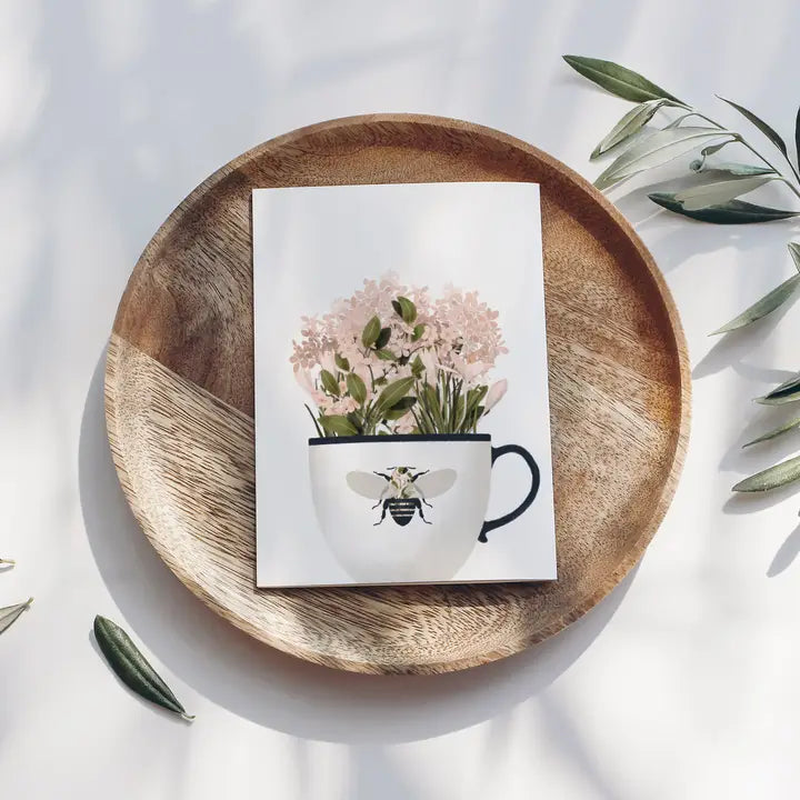 Postkarte Tasse mit Rosa Blumen und Biene, FSC zertifiziert