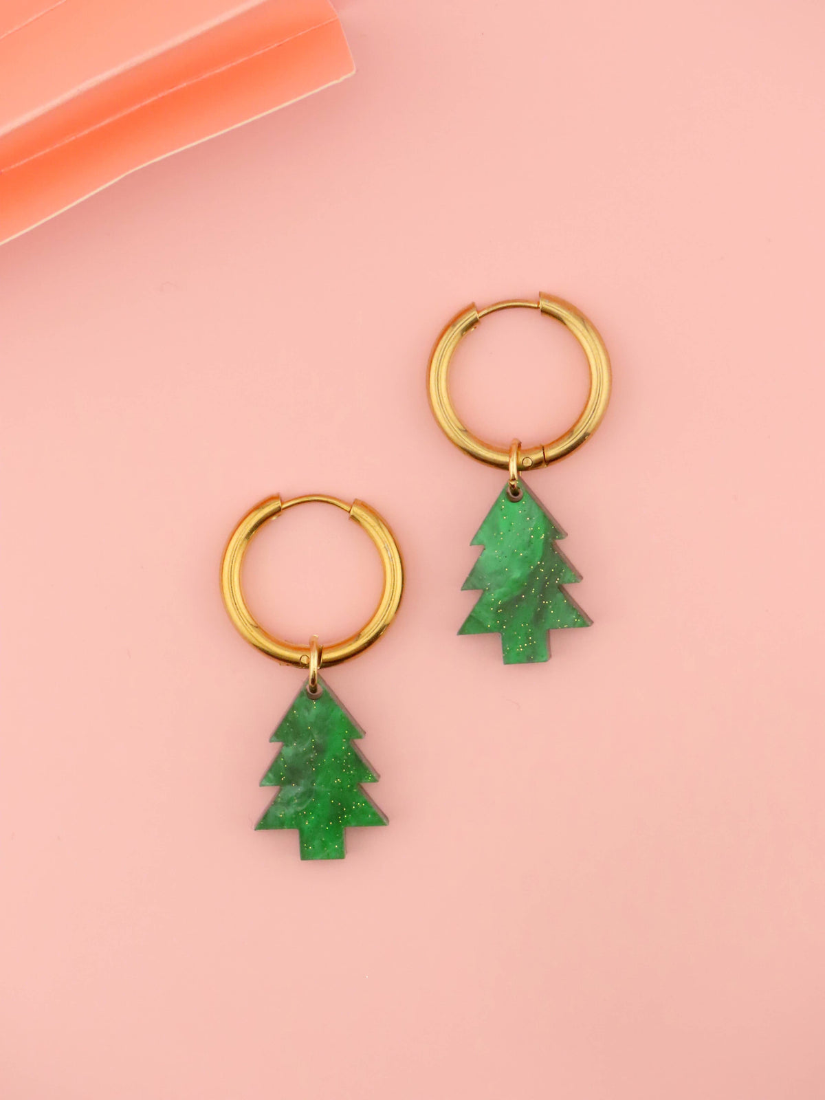 Tannenbaum Creolen in Tannengrün mit Glitzer und vergoldetem Edelstahl