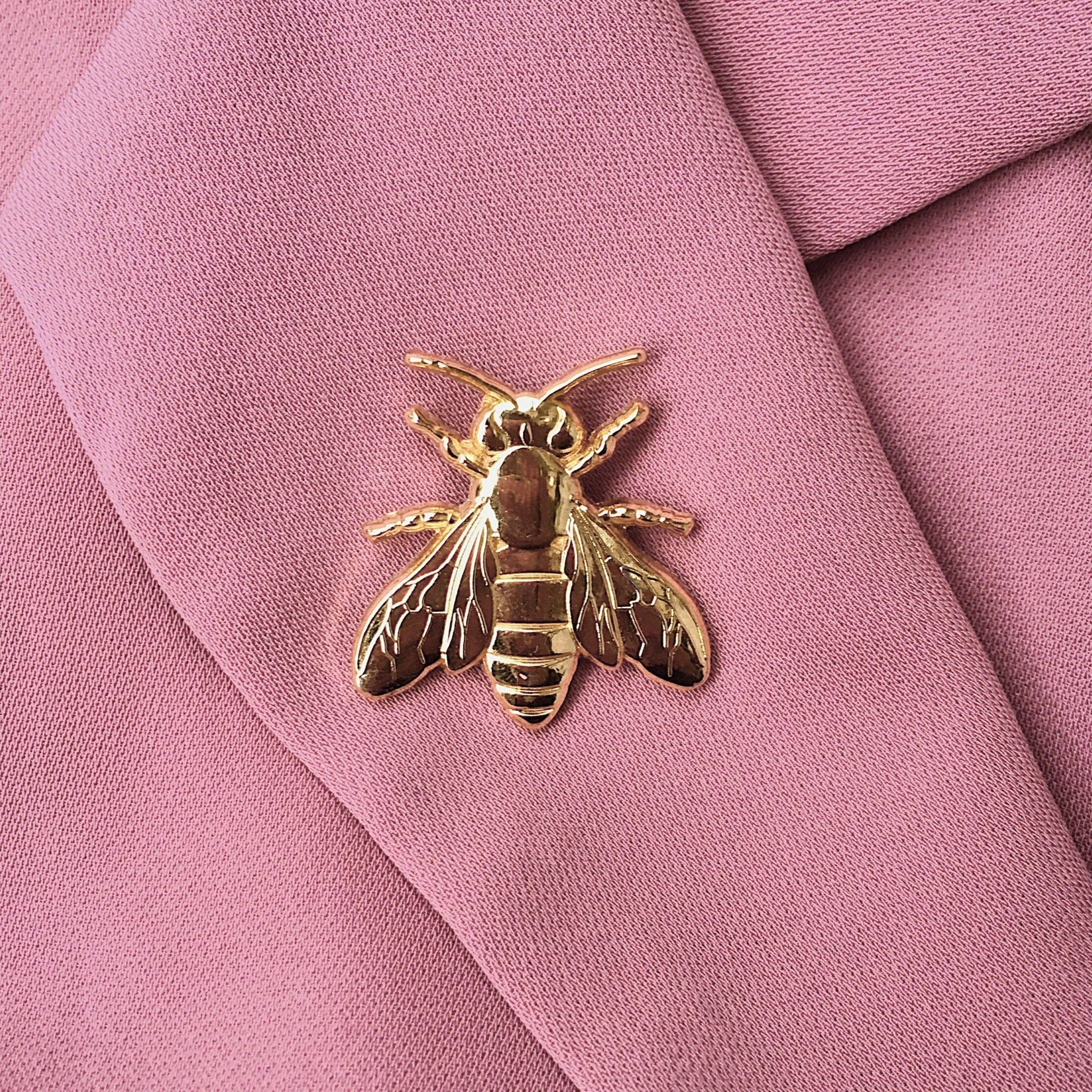 goldene Emaille-Pin Biene auf Rosa Jacke