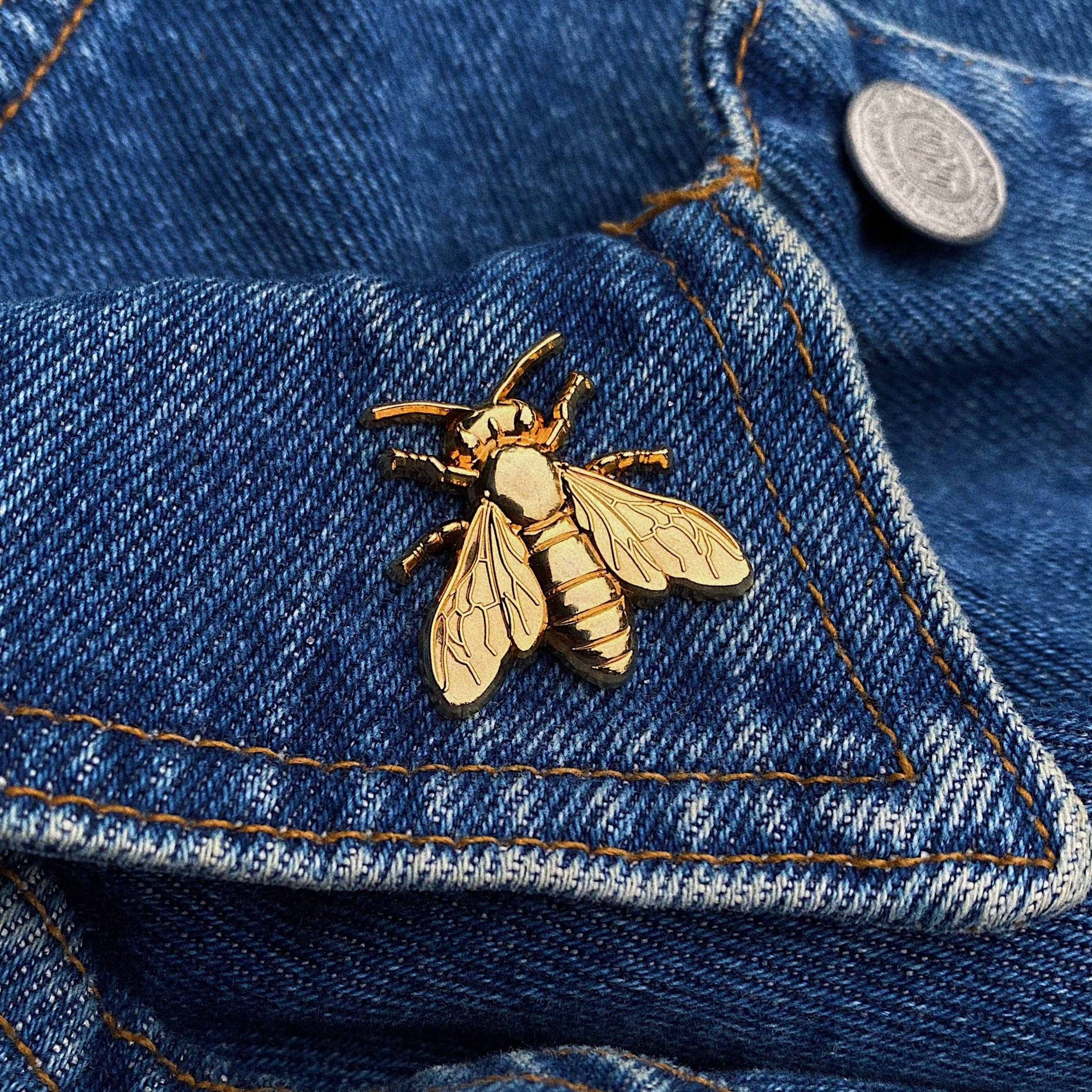 goldene Emaille-Pin Biene auf Jeansjacke