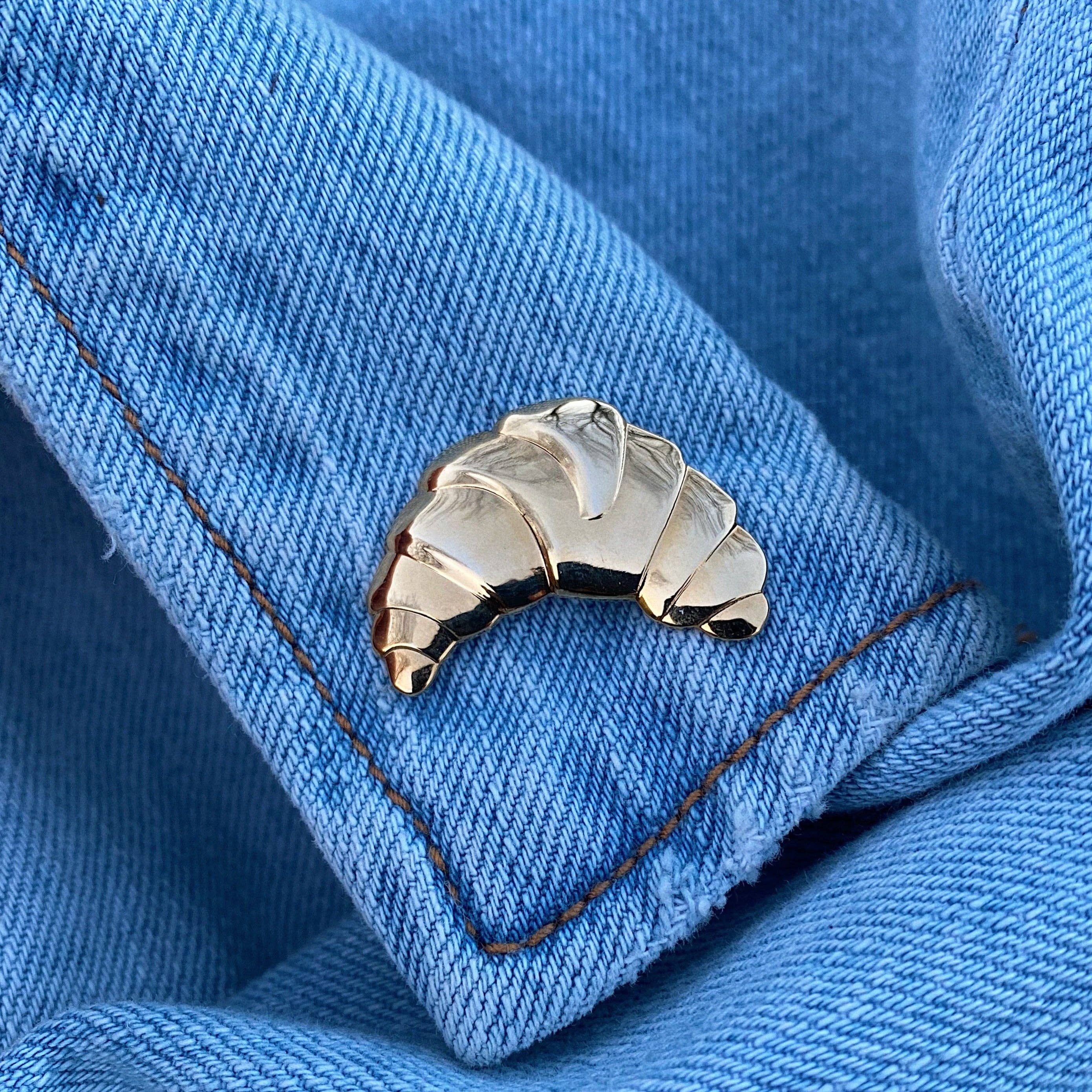 Croissant Pin an einer Jeansjacke