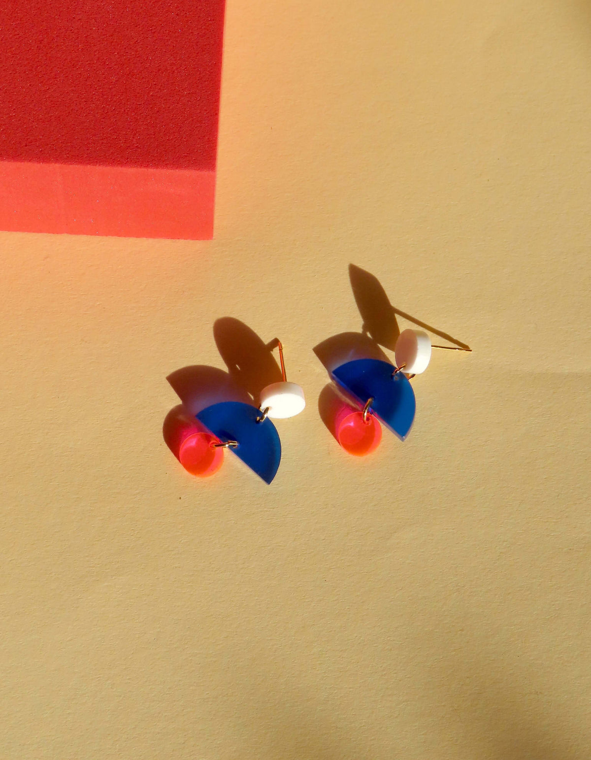 French Ohrringe in Weiß Blau und Neonpink mit Edelstahl Steckern