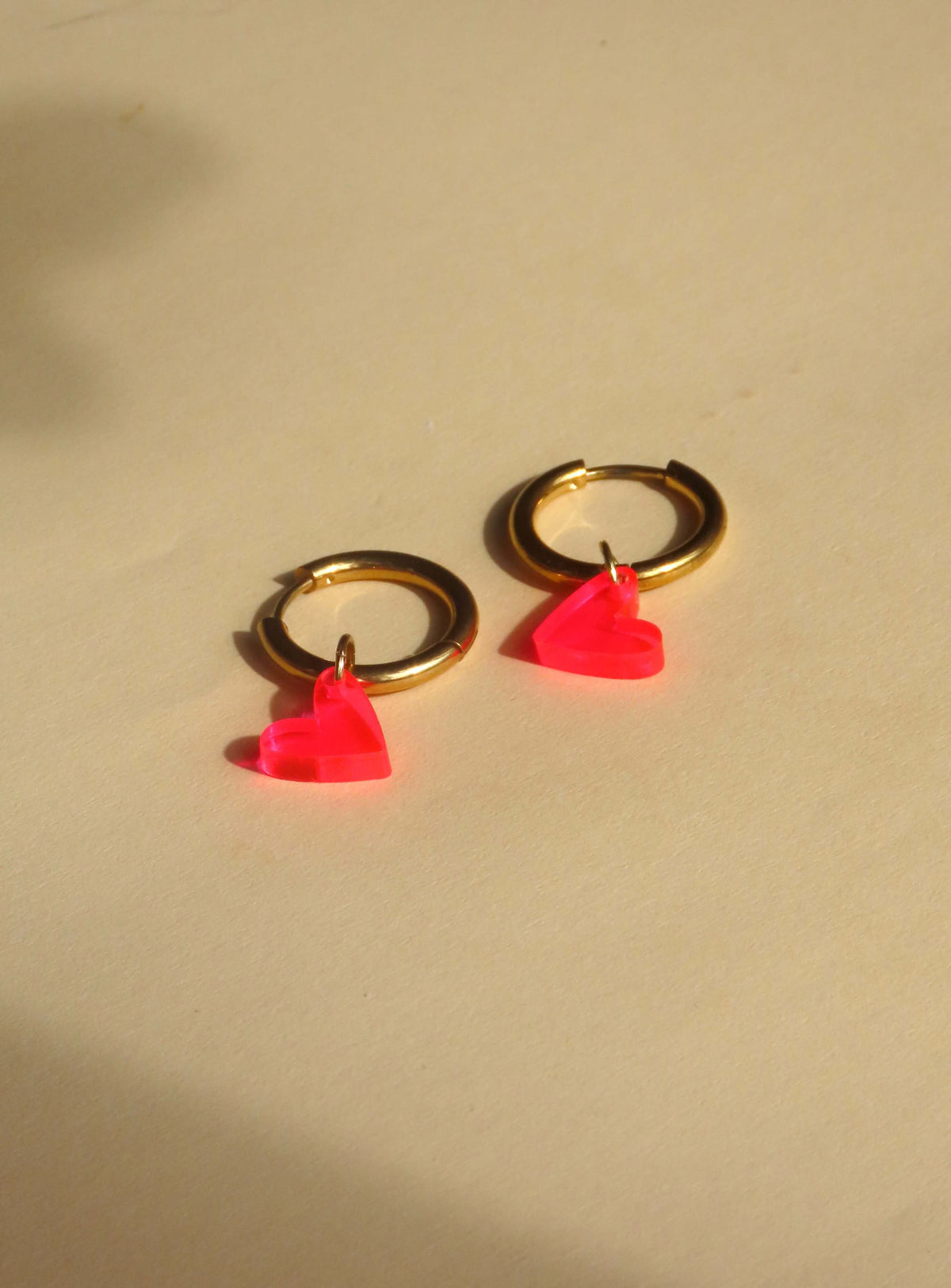 Transparente Neonpink Creolen mit Herzanhänger