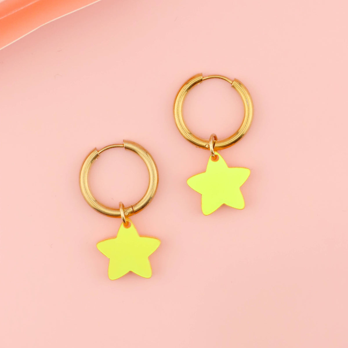 Christmas Star Creolen mit gelb irisierendem Sternanhänger
