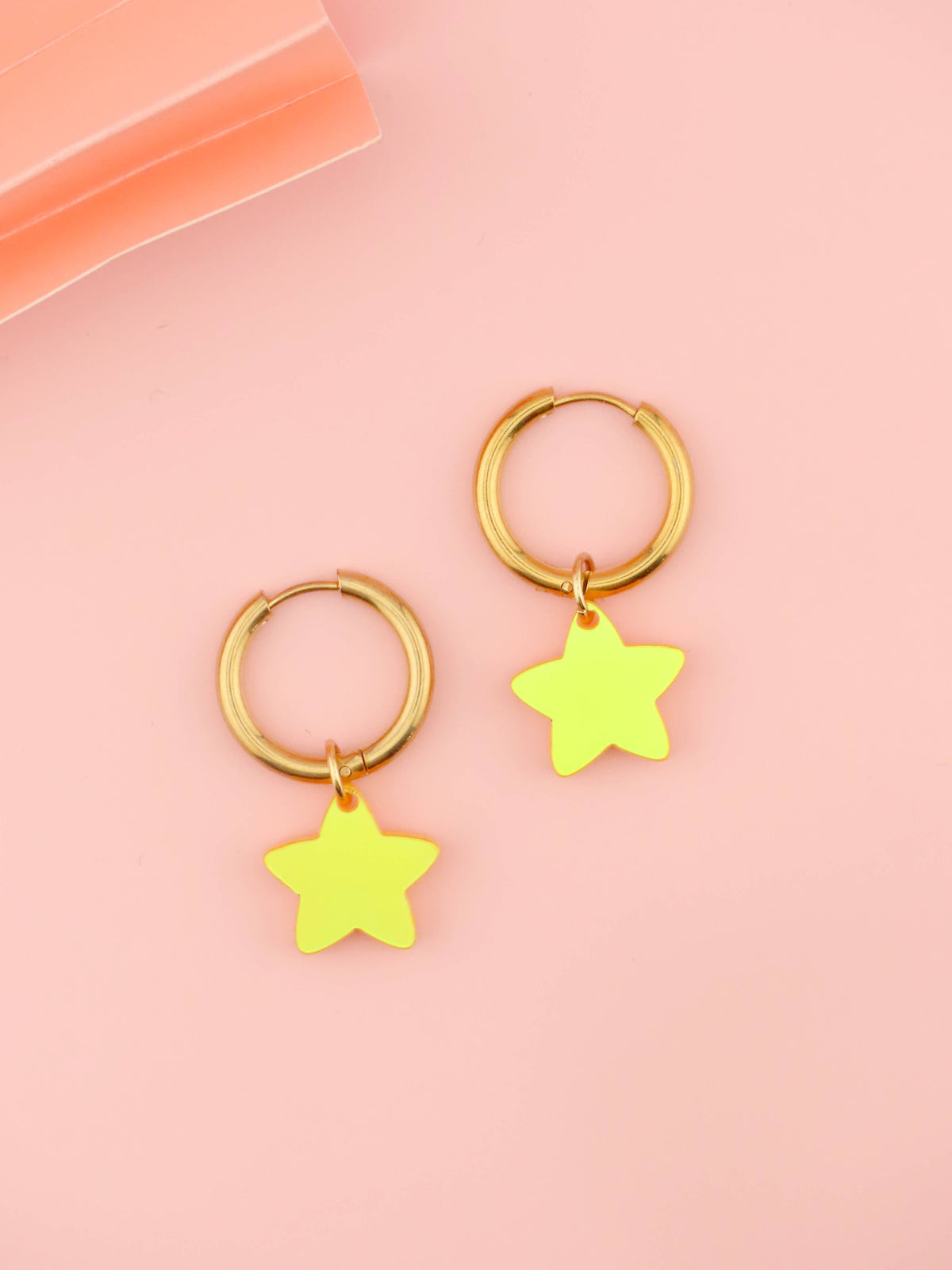 Christmas Star Creolen mit gelb irisierendem Sternanhänger