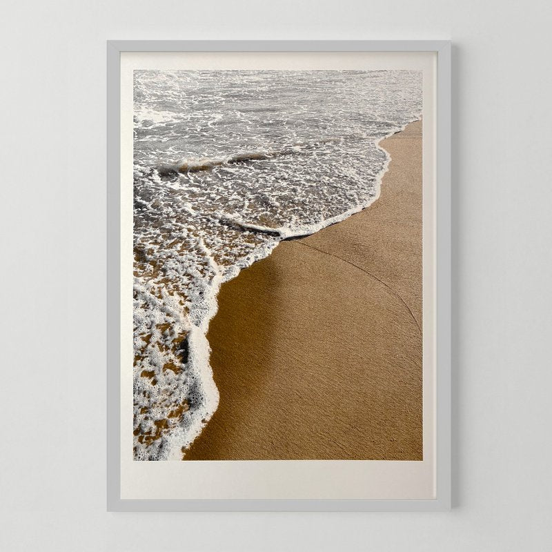 Strand mit Wasserschaum in Gold