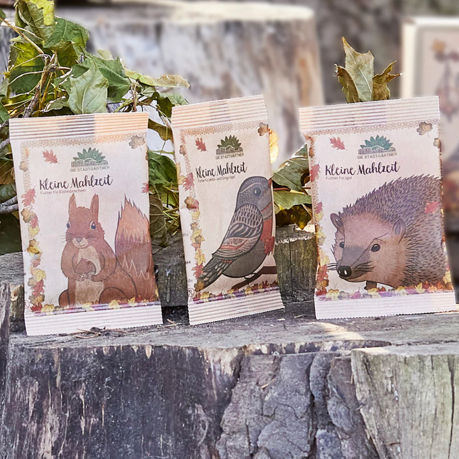 Kleine Mahlzeiten für Igel, Eichhörnchen und Vögel